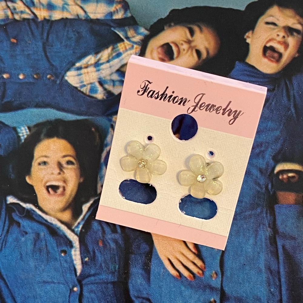 Vtg Y2K Daisy earrings 🖤 - Picture 1 of 3